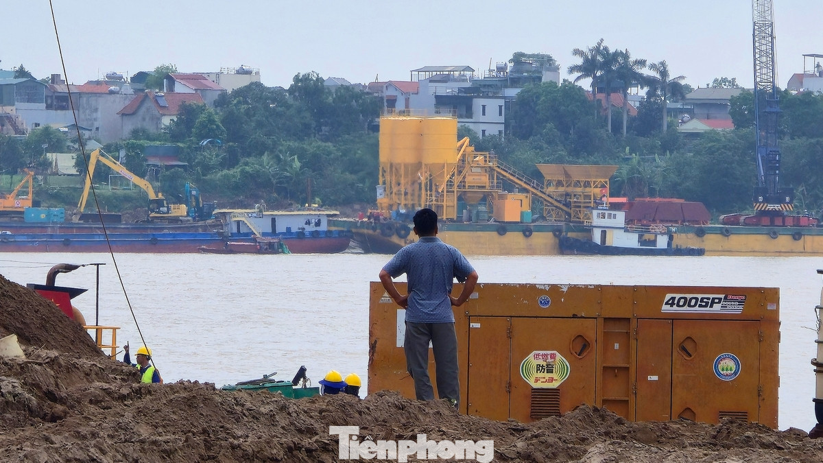 Trên công trường, hàng trăm công nhân đang làm việc, được chia thành nhiều ca kíp để đảm bảo công việc được thực hiện liên tục.