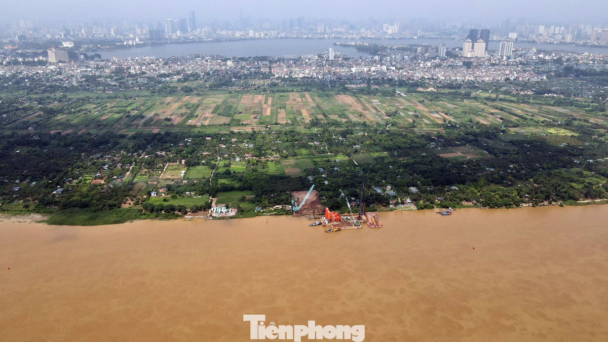 Phần dẫn lên cầu Tứ Liên phía quận Tây Hồ vẫn chưa được giải phóng mặt bằng.