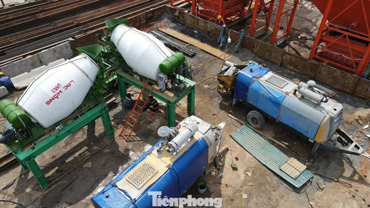 Tại khu vực của dự án chỉ nghe thấy tiếng máy móc khoan, ép cọc để chuẩn bị thi công trụ cầu ở hai phía bờ sông Hồng.