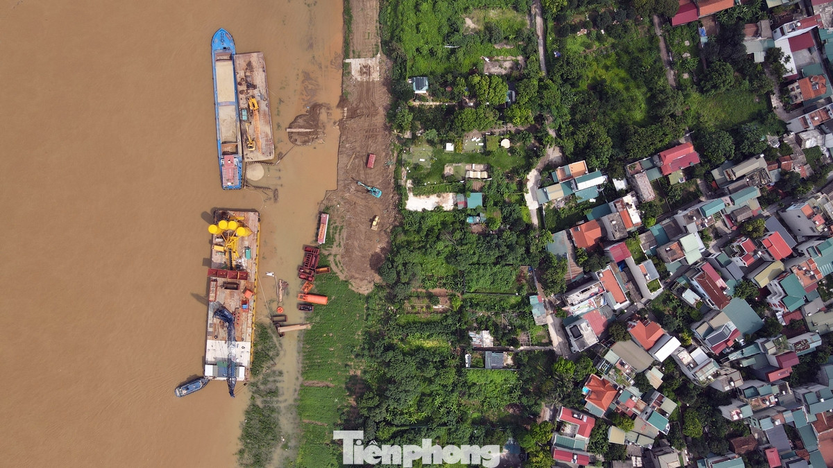 Công trường xây dựng cầu Tứ Liên khu vực bờ Đông sông Hồng nhìn từ trên cao.