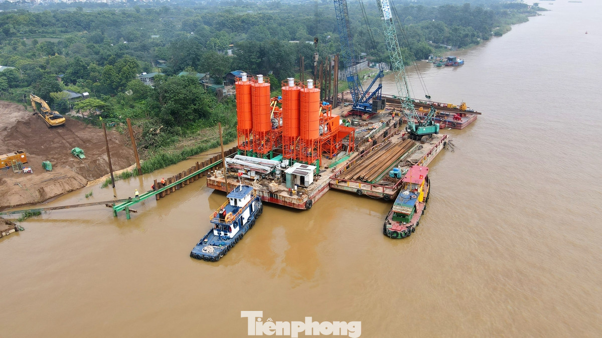 Các loại máy móc hiện đại như cần cẩu, máy xúc, máy khoan đang được sử dụng để thực hiện các công việc nặng nhọc và đòi hỏi độ chính xác cao. Những chiếc cần cẩu khổng lồ đang hoạt động hết công suất để đưa các khối thép lớn lên cao, trong khi máy xúc và máy khoan làm việc không ngừng nghỉ để chuẩn bị nền móng và xây dựng các trụ cầu.