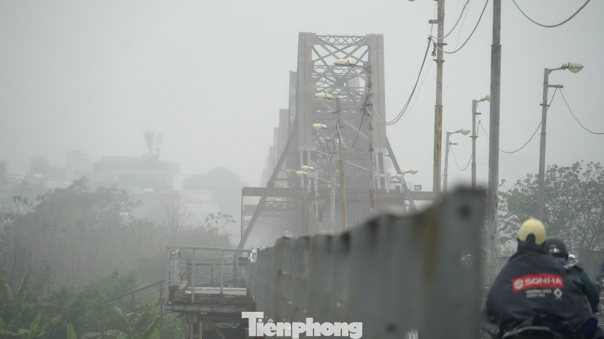 Hà Nội hôm nay chìm trong sương mù, kèm mưa phùn nhẹ, gây ra không khí ẩm ướt đặc trưng của mùa xuân. Độ ẩm cao khiến mọi vật trong nhà cửa như được bao phủ bởi một lớp hơi nước mỏng, gây cảm giác nồm ẩm khó chịu.