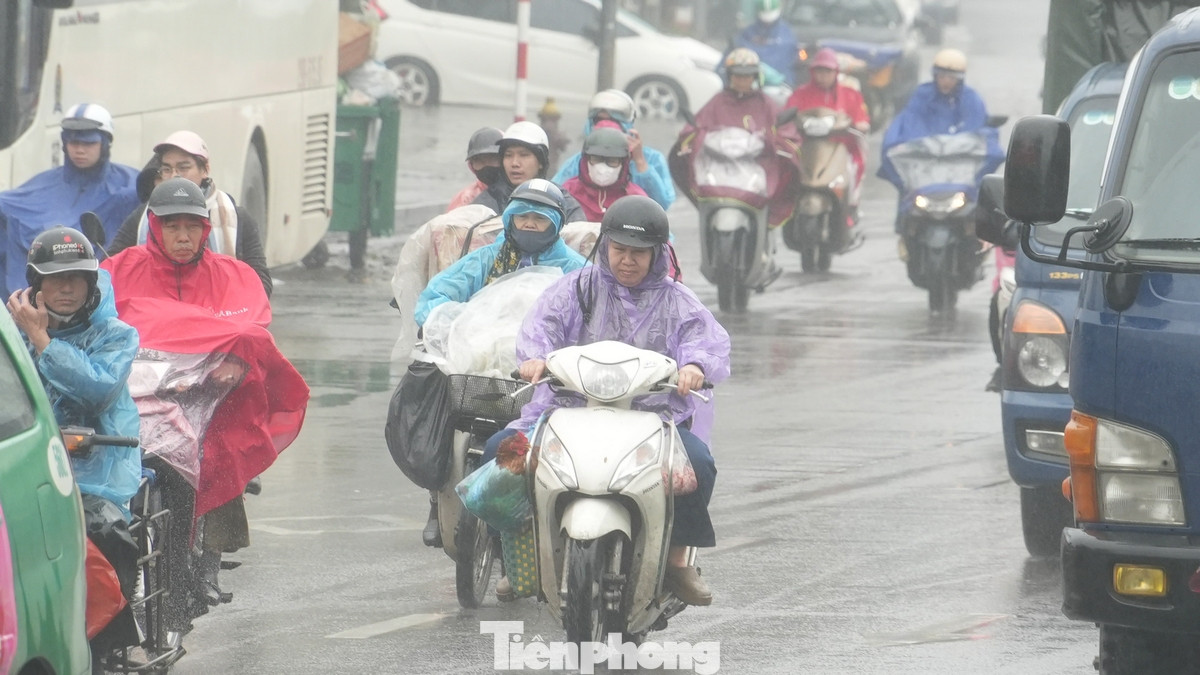 Mưa phùn khiến đường phố trơn trượt, ảnh hưởng tầm nhìn của người tham gia giao thông.