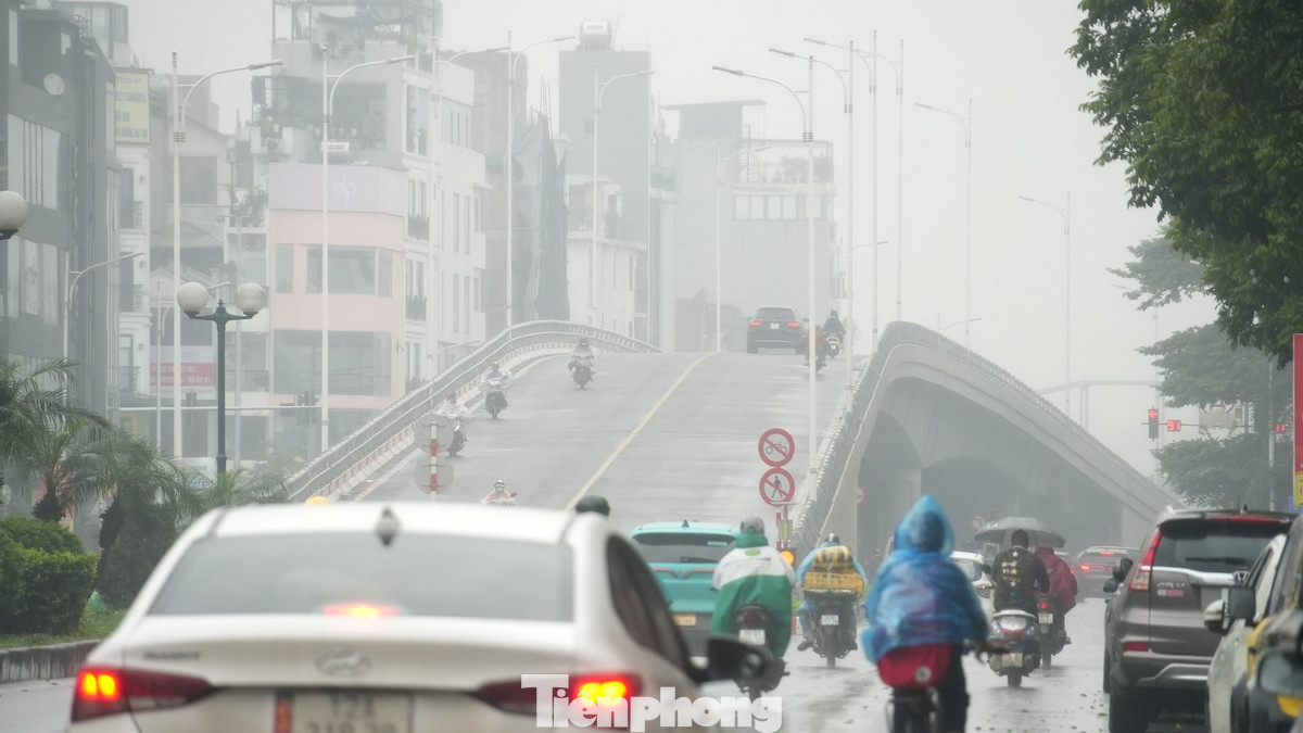 Thời tiết kiểu “quá mù ra mưa” không chỉ làm đảo lộn nhịp sống mà còn ảnh hưởng trực tiếp đến sức khỏe của người dân.