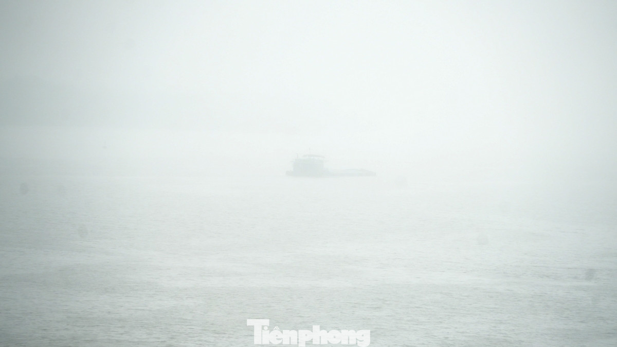 Giao thông đường thủy trên sông Hồng cũng bị hạn chế do thời tiết mù mịt.