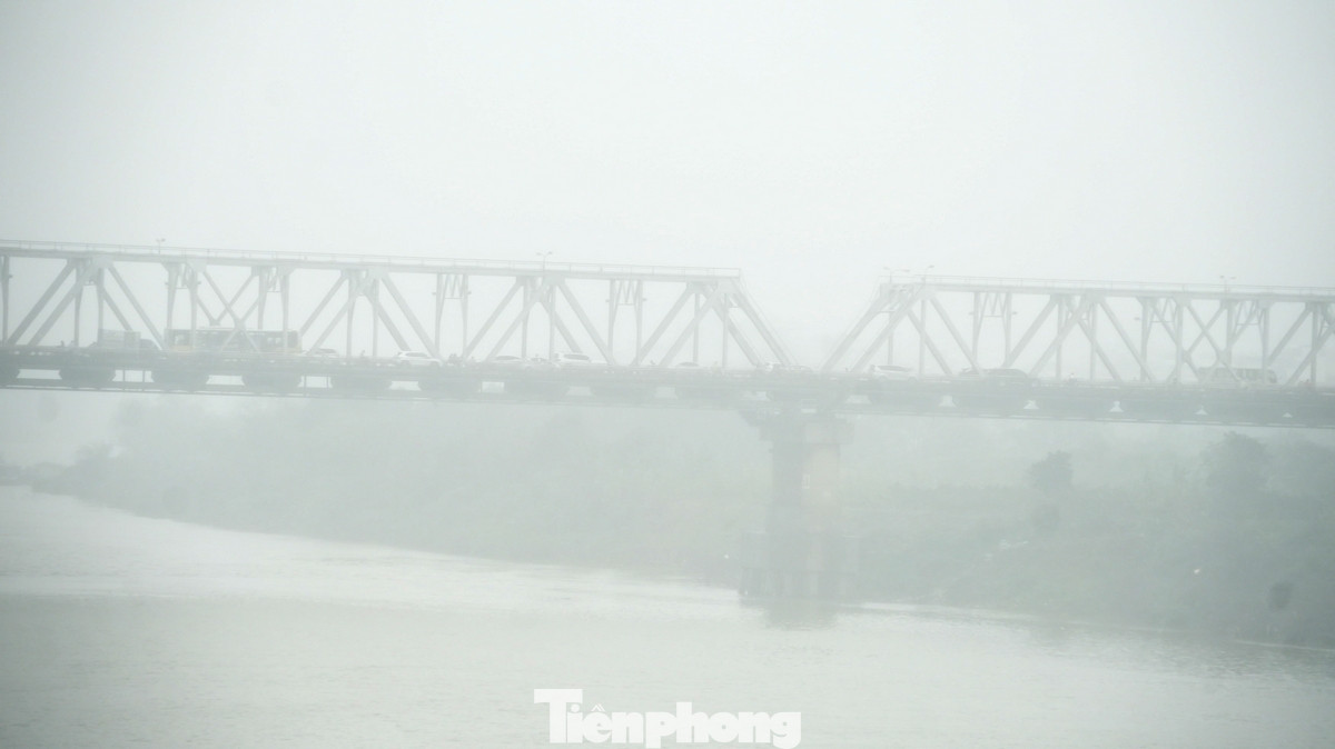 Tại khu vực Long Biên, Hoàn Kiếm, Ba Đình, Đống Đa... tầm nhìn không vượt quá 100 mét.