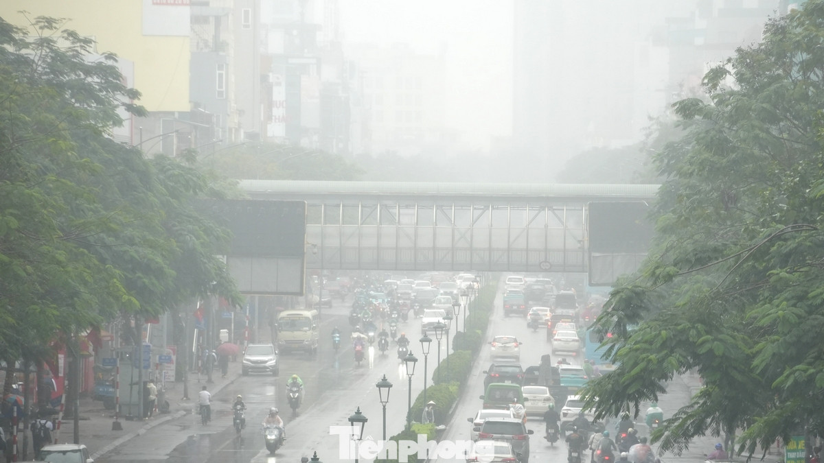 Đường Nguyễn Văn Cừ (quận Long Biên) thời điểm hơn 11 giờ hôm nay.