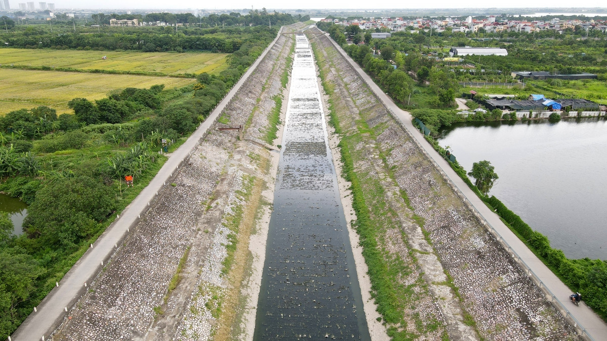 Trong đó cụm công trình đầu mối Yên Sở bao gồm trạm bơm và cống qua đê 45m3/s, kênh dẫn vào trạm bơm từ hồ và sông, kênh xả ra sông Hồng 90m3/s.