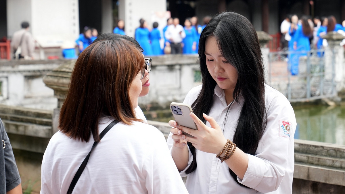 Hầu hết các sĩ tử sinh năm 2007 sắm lễ ngay tại khu vực quầy hàng trước cổng Văn Miếu hoặc trong sân Thái Học với bánh đậu, bút bi, nhang, nến và tờ sớ màu vàng để trong phong bao màu đỏ. Giá cho mỗi sắp lễ cơ bản như vậy khoảng 100.000 đồng. Viết những điều ước may mắn, đỗ đạt lên lá sớ để dâng lễ. Bên trong điện chính, phụ huynh và sĩ tử thành kính dâng lễ.