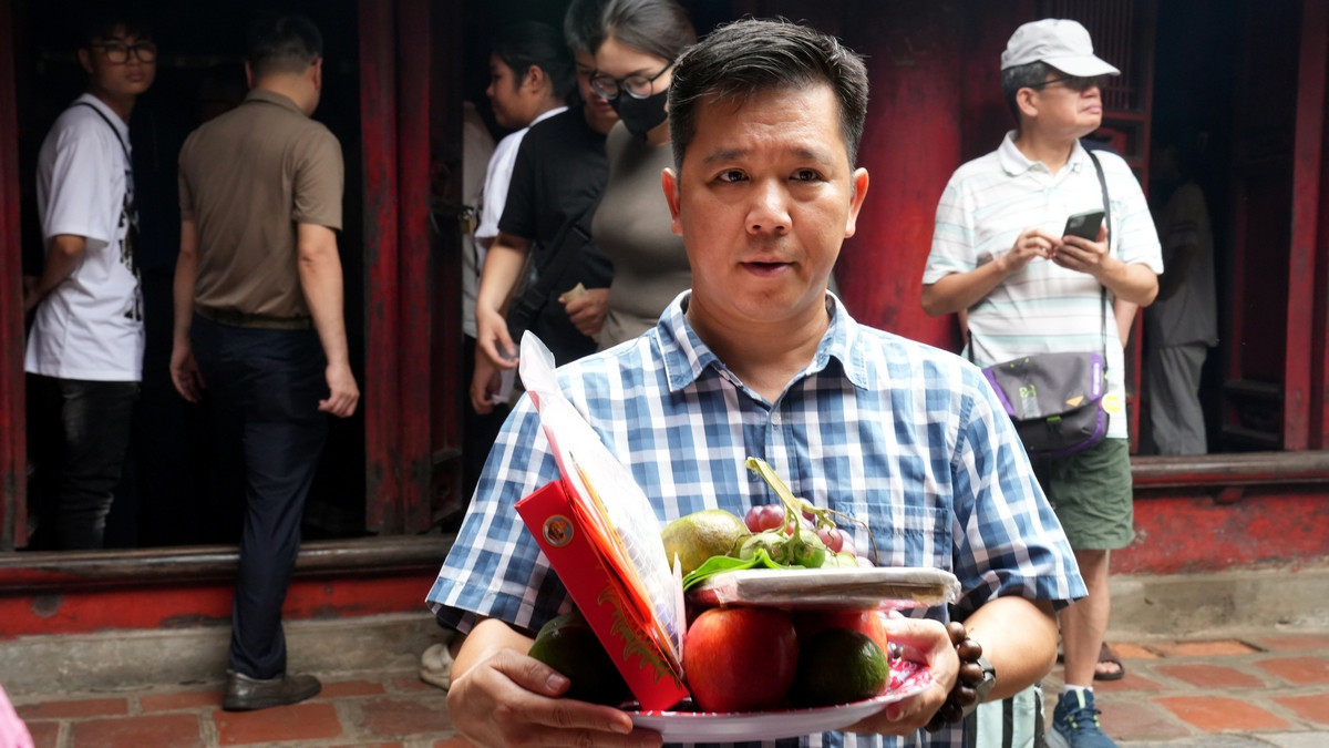 Có lớp chuẩn bị rất chu đáo với mâm xôi và gà luộc để dâng lễ tại Văn Miếu Quốc Tử Giám. Nhiều gia đình còn mang theo lễ vật, hương hoa, bút thước, giấy báo dự thi để cầu may cho con em mình.