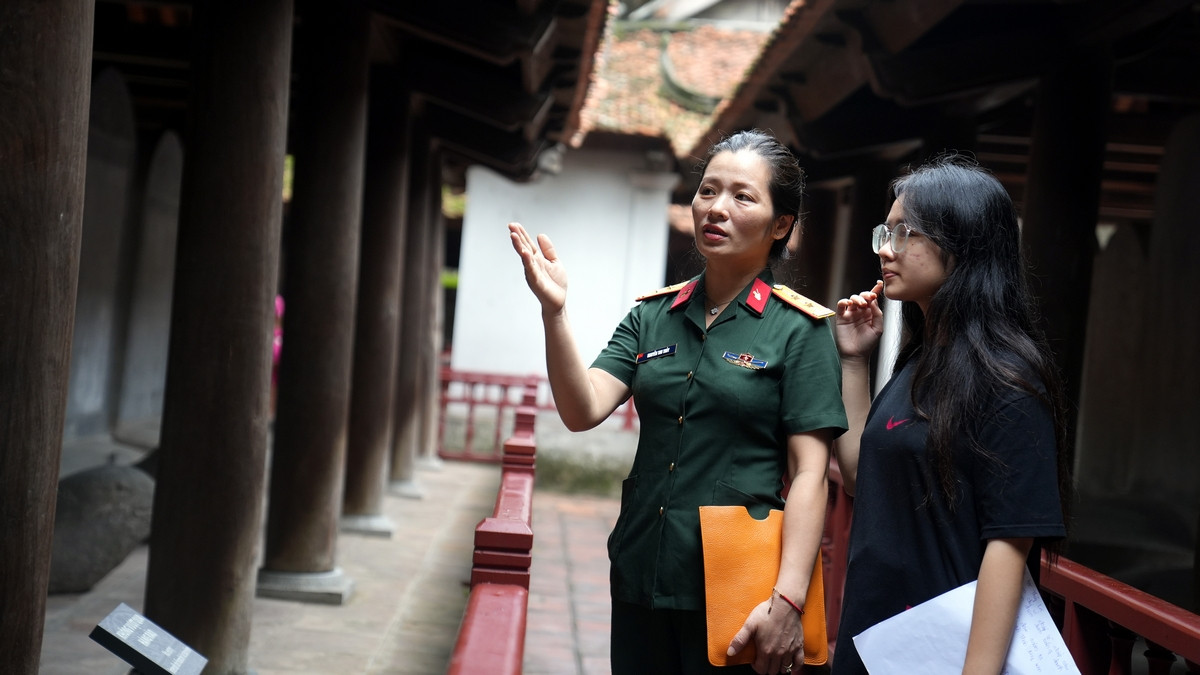 Chị Nguyễn Thu Thủy công tác tại Binh chủng Tăng thiết giáp cũng tranh thủ ngày cuối tuần đưa con gái đi thăm Văn Miếu với mong muốn con gái có tinh thần tốt nhất và vững tin hơn sau khi vào thăm ngôi trường đại học đầu tiên của Việt Nam.