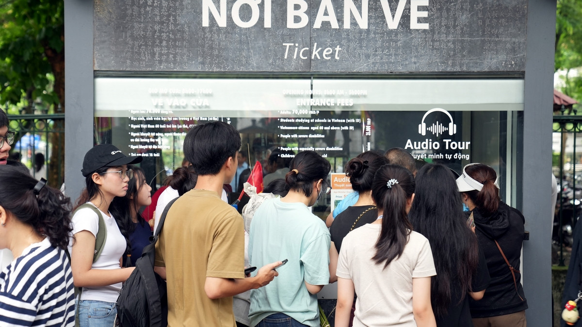 Quầy bán vé có những thời điểm chật kín người xếp hàng.