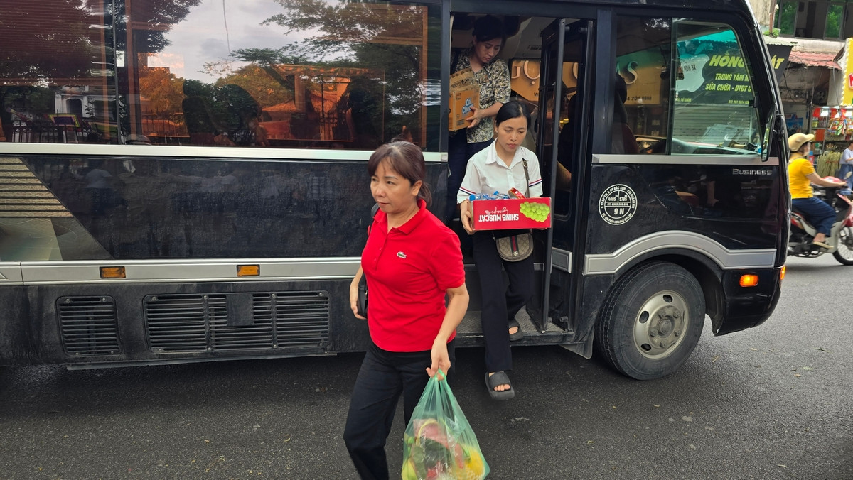 Rất đông phụ huynh và học sinh tại Hà Nội và ở các tỉnh lân cận đã đổ về Văn Miếu từ sáng sớm để tham quan và làm lễ.