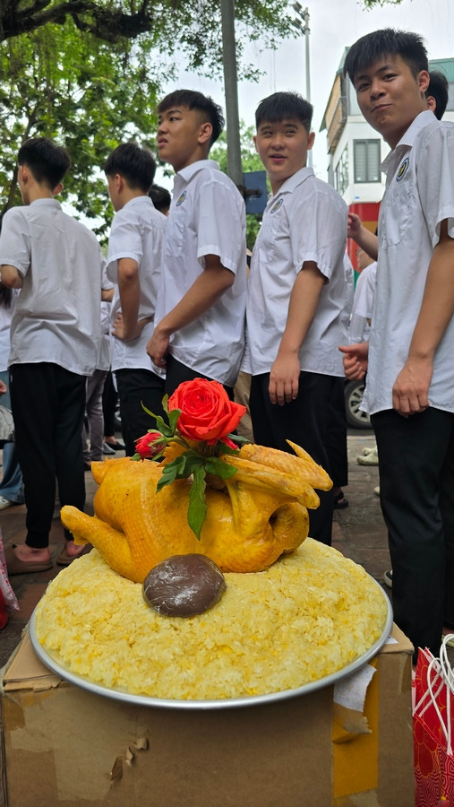 Có lớp chuẩn bị rất chu đáo với mâm xôi và gà luộc để dâng lễ tại Văn Miếu Quốc Tử Giám. Nhiều gia đình còn mang theo lễ vật, hương hoa, bút thước, giấy báo dự thi để cầu may cho con em mình.