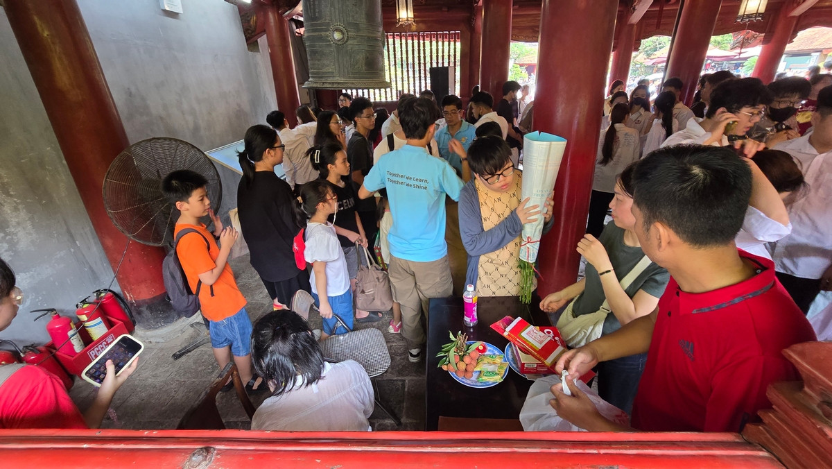 Dù mỗi người có một lựa chọn khác nhau sau khi tốt nghiệp cấp 3, việc đặt chân vào cổng trường đại học vẫn là một sự kiện hệ trọng, đồng thời cũng là ước mơ lớn của những cô cậu học trò ở tuổi 18.