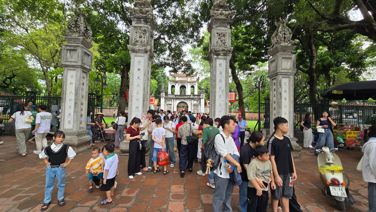 Kỳ thi tốt nghiệp THPT năm 2025 sẽ diễn ra trong hai ngày 26 và 27/6. Năm nay, số lượng thí sinh đăng ký dự thi tại Hà Nội tăng gần 16.000 em so với năm 2024, đặt ra áp lực lớn cho công tác chuẩn bị và tổ chức kỳ thi.