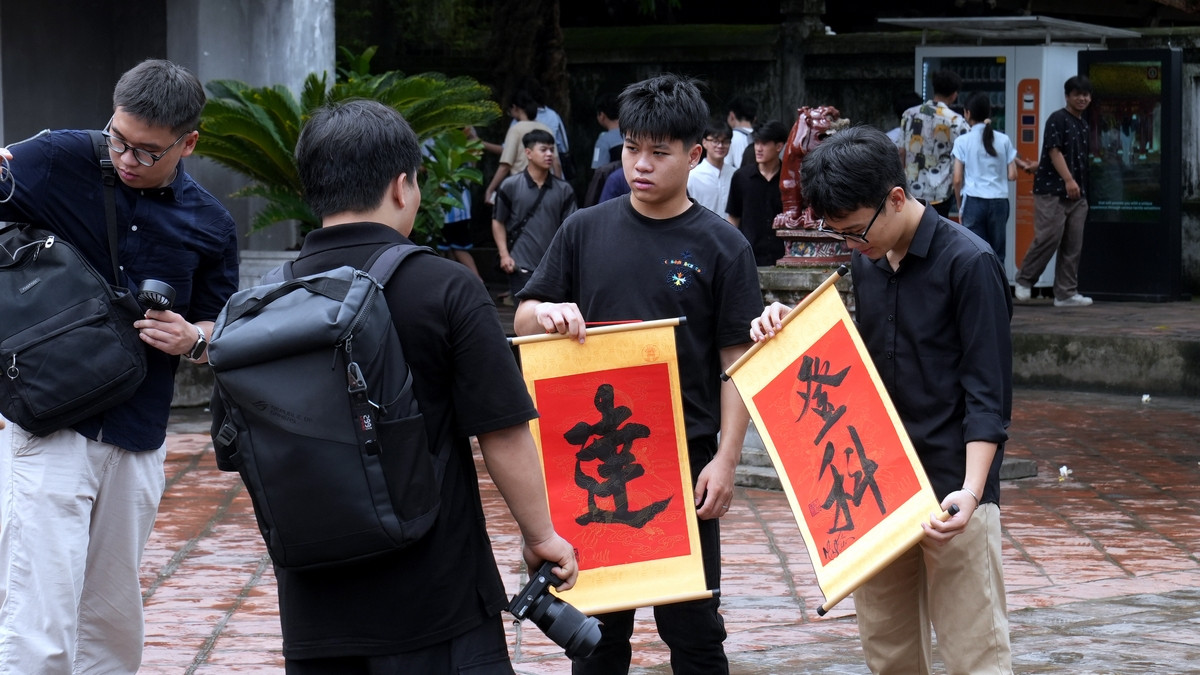 Với các sĩ tử, đây là kỳ thi vô cùng quan trọng, đánh dấu kết quả sau 12 năm học tập. Với một số sĩ tử, việc đến Văn Miếu - Quốc Tử Giám giống như một sự trợ giúp về tinh thần, khiến các em thoải mái tâm lý hơn.