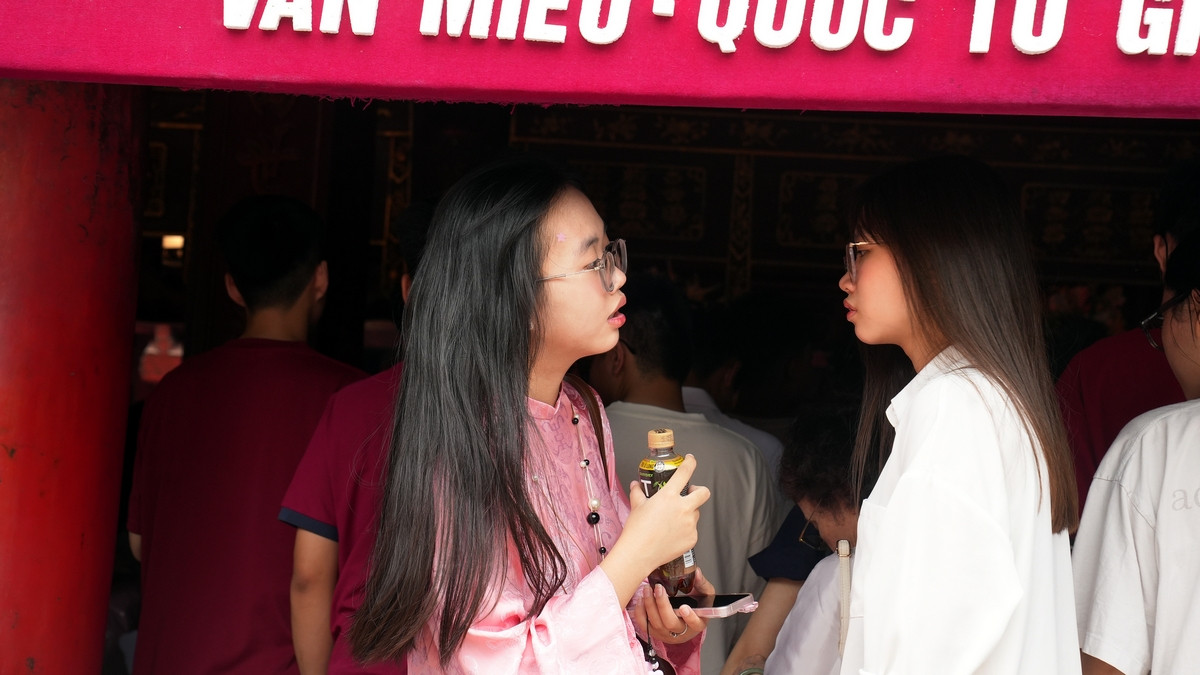 Khu di tích Văn Miếu Quốc Tử Giám được coi là ngôi trường đại học đầu tiên của Việt Nam. Nơi đây thờ 3 vị vua là Đức vua Lý Thánh Tông, Lý Nhân Tông và Lê Thánh Tông. Họ là những vị vua có công lớn của nhà nước phong kiến nước ta khi biết lấy sự học làm gốc rễ của nghiệp dựng nước.