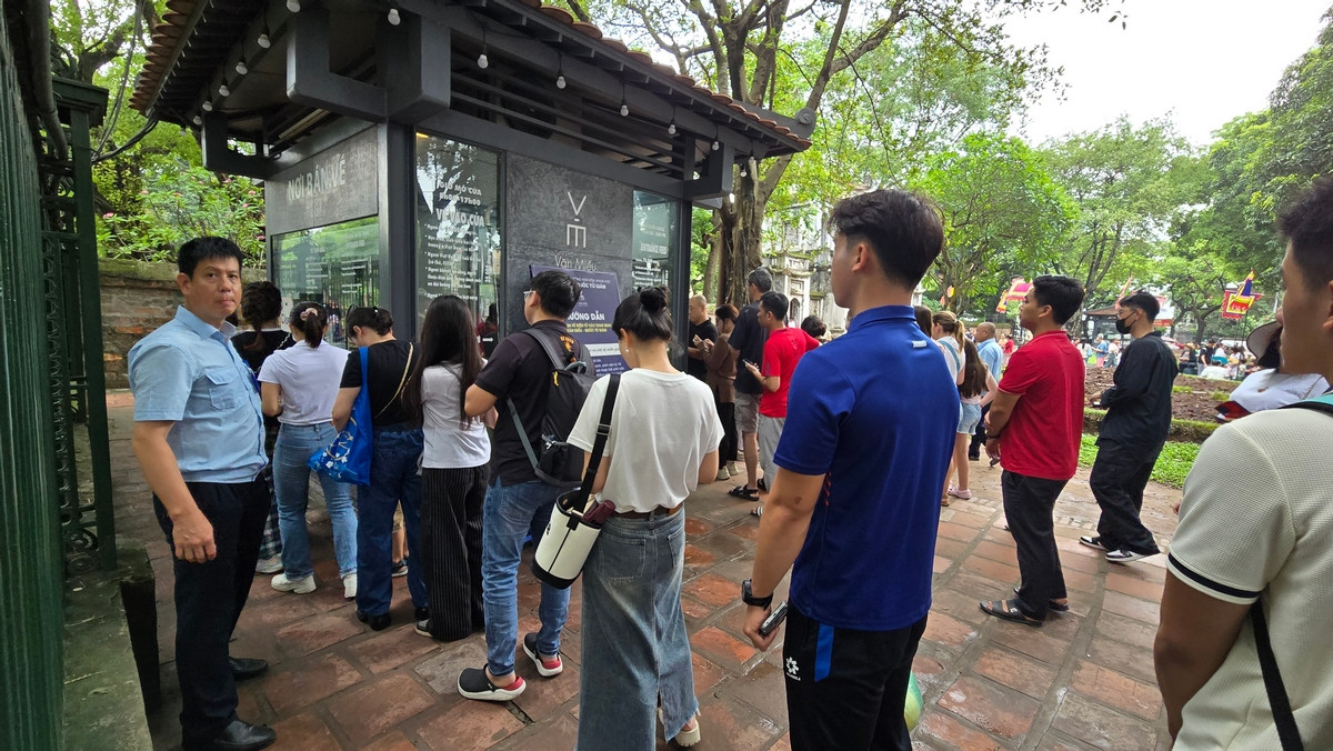 Quầy bán vé có những thời điểm chật kín người xếp hàng.