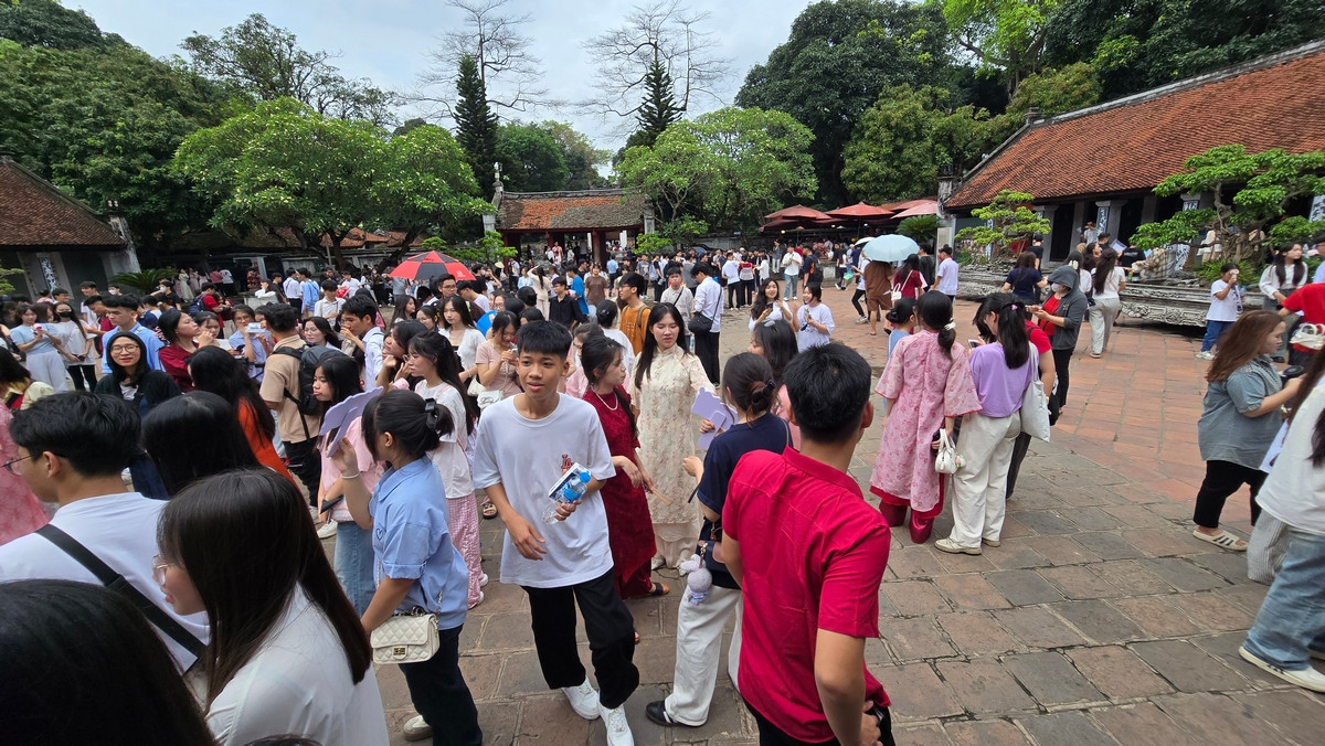 Bày tỏ tâm nguyện trước những bia đá tiến sĩ, kính lễ trước tượng nhà giáo lỗi lạc Chu Văn An... đó là những hoạt động cầu may mà đông đảo sĩ tử Thủ đô thường thực hiện tại Văn Miếu - Quốc Tử Giám trước thềm các kỳ thi quan trọng.