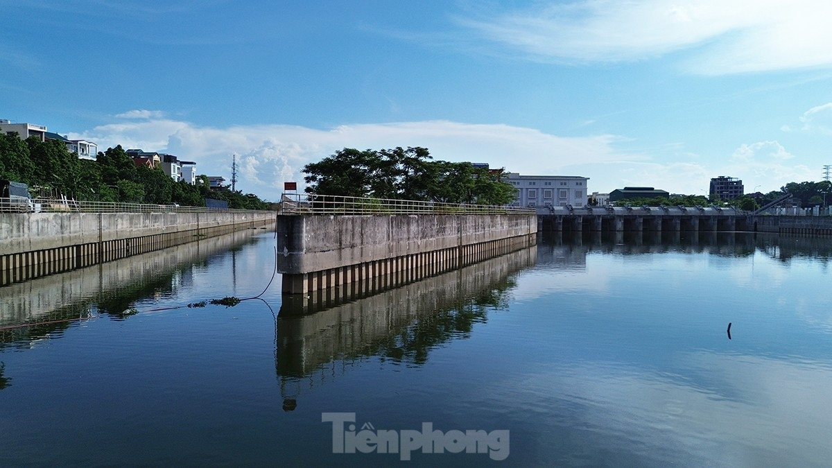 Bên cạnh những trạm bơm phục vụ tiêu úng còn có những cống thuộc dự án được đầu tư xây dựng nhằm thoát nước, chống ngập cho TP Hà Nội.