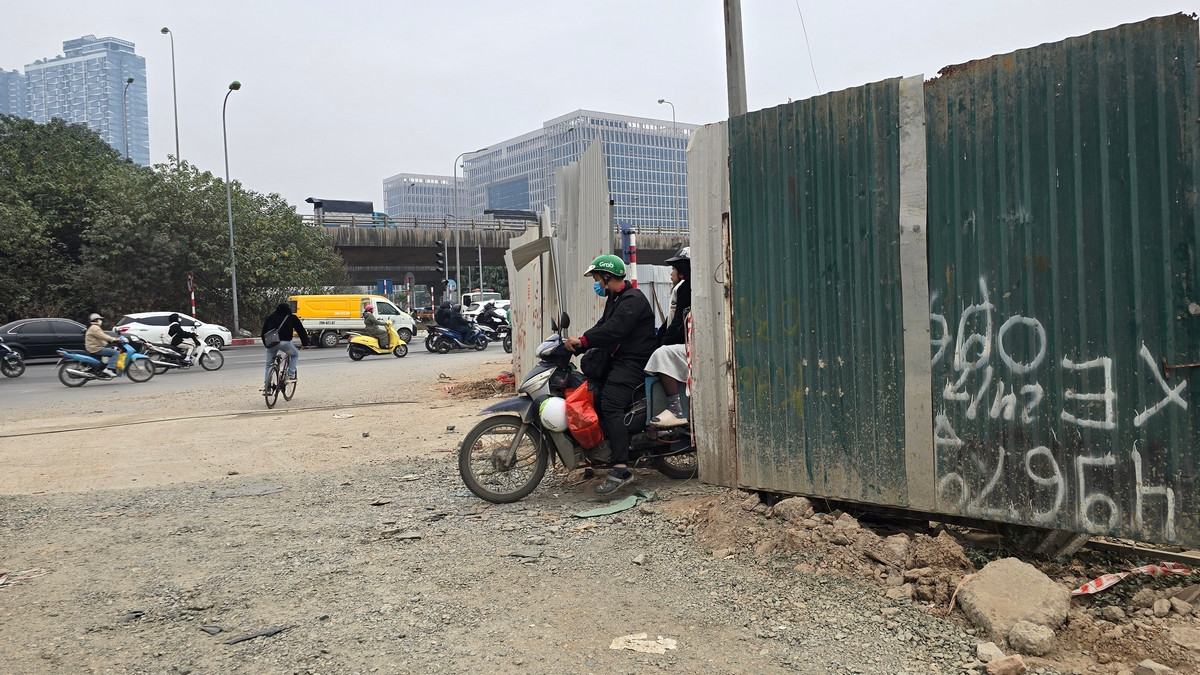 Dự án đường Lê Quang Đạo kéo dài kết nối 2 quận phía Tây Nam Hà Nội là Nam Từ Liêm và Hà Đông với vốn đầu tư hơn 700 tỷ đồng, đang tất bật thi công sau "lỡ hẹn" ngày thông xe vào ngày 10/10 vừa qua.