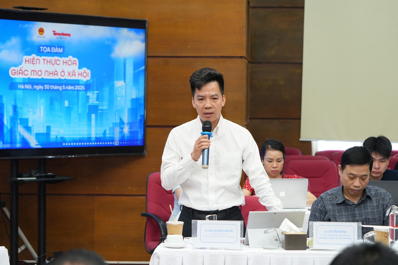 Ông Hà Quang Hưng nêu 6 nguyên nhân NƠXH chưa đáp ứng được yêu cầu của Thủ tướng và người dân. Ông Hà Quang Hưng nêu 6 nguyên nhân NƠXH chưa đáp ứng được yêu cầu của Thủ tướng và người dân.