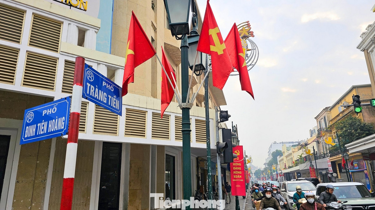 Những ngày này, nhiều tuyến phố tại Thủ đô Hà Nội được trang trí cờ hoa rực rỡ để chào đón một mùa xuân mới - Xuân Ất Tỵ 2025.