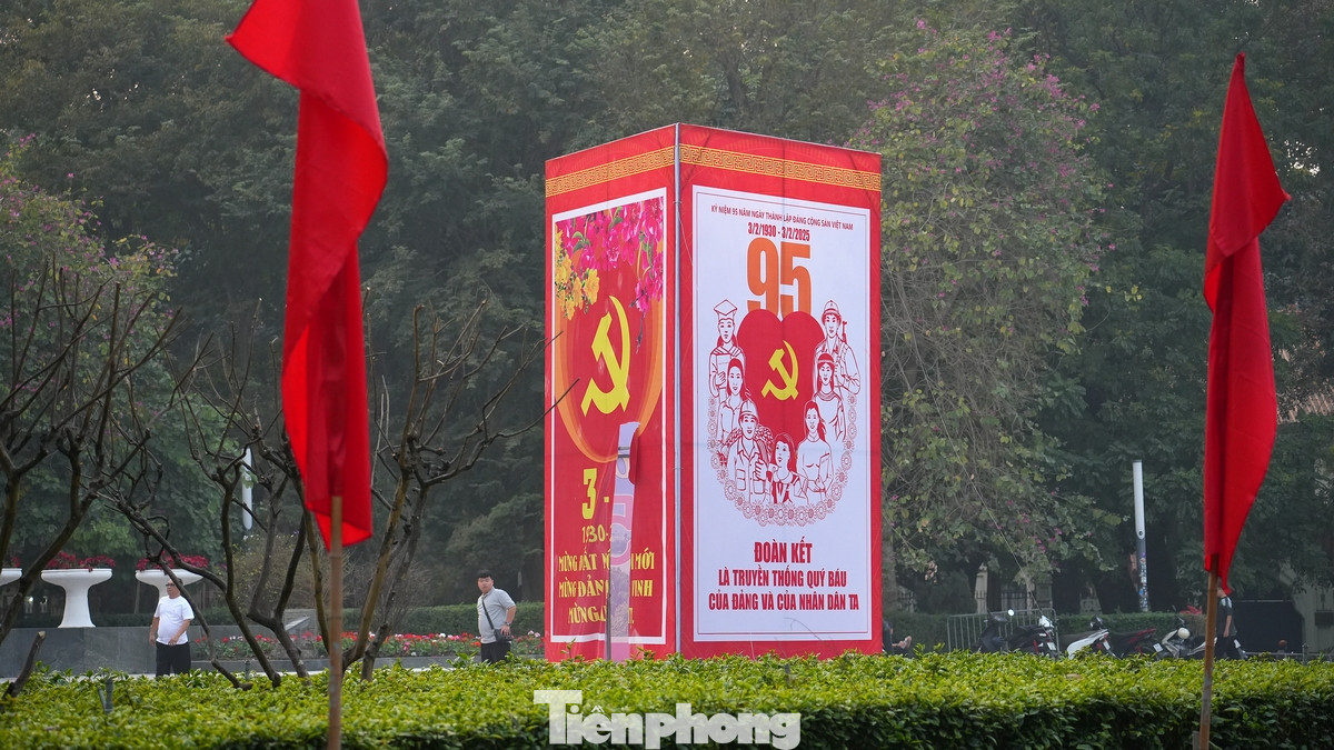 Khách du lịch quốc tế thích thú check-in trước những biểu ngữ, pano đón chào năm mới.