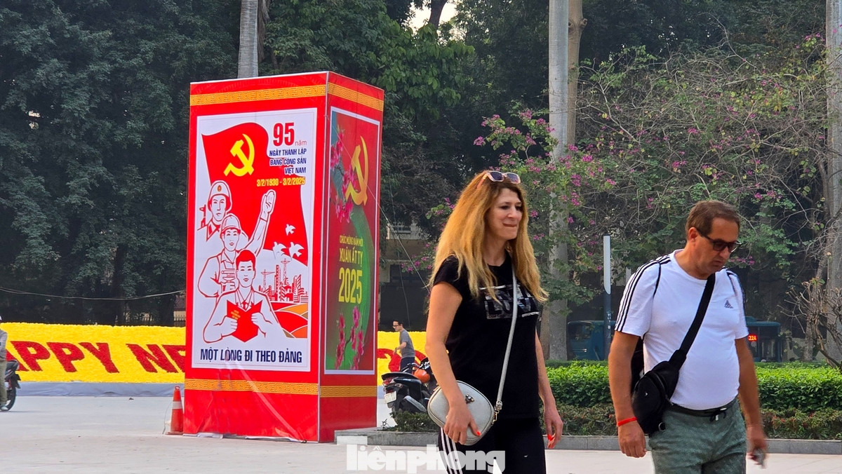 Khách du lịch quốc tế thích thú check-in trước những biểu ngữ, pano đón chào năm mới.