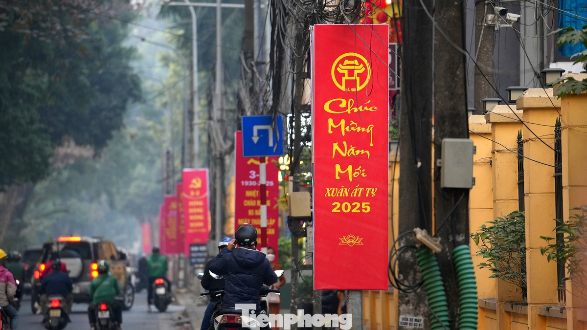 Nhiều tuyến phố tại Hà Nội rực rỡ cờ hoa, biểu ngữ chào đón năm mới Ất Tỵ 2025.