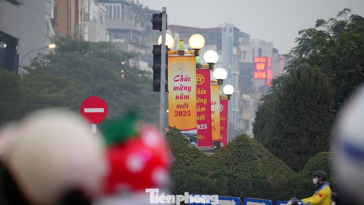 Nhiều tuyến phố tại Hà Nội rực rỡ cờ hoa, biểu ngữ chào đón năm mới Ất Tỵ 2025.