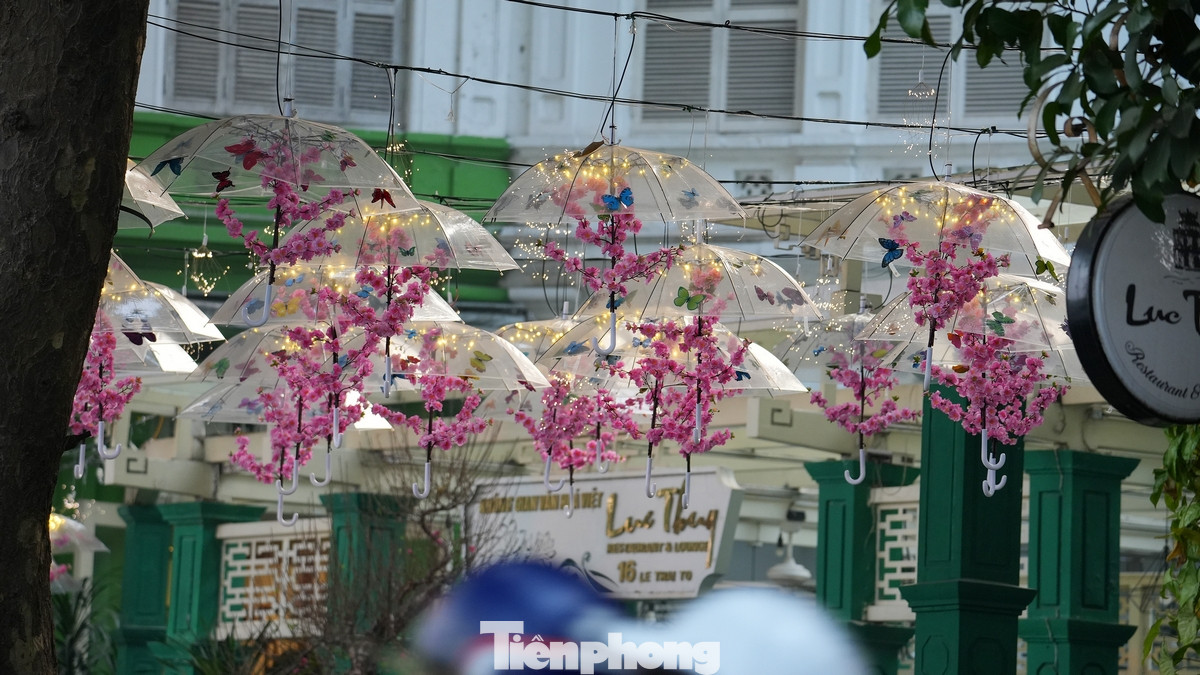 Các trung tâm thương mại, nhà hàng trang trí đơn giản nhưng vẫn vô cùng bắt mắt.