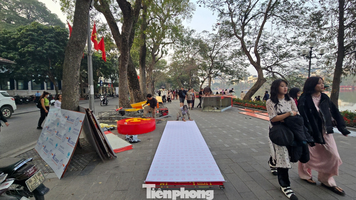 "Chúng tôi sử dụng đèn LED tiết kiệm năng lượng và tái chế các vật liệu trang trí cũ để giảm thiểu lãng phí". Đại diện phòng Văn hóa quận Hoàn Kiếm chia sẻ với phóng viên.