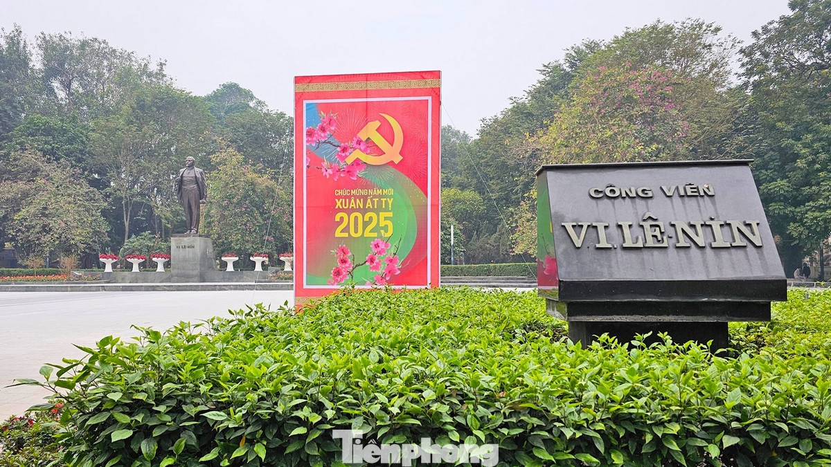 Tại khu vực công viên Lê Nin, nhiều bảng nano 3 mặt được dựng lên cùng với hai dòng chữ lớn "Chúc mừng năm mới 2025 - Happy New Year 2025" được kết bằng thảm hoa nhựa.