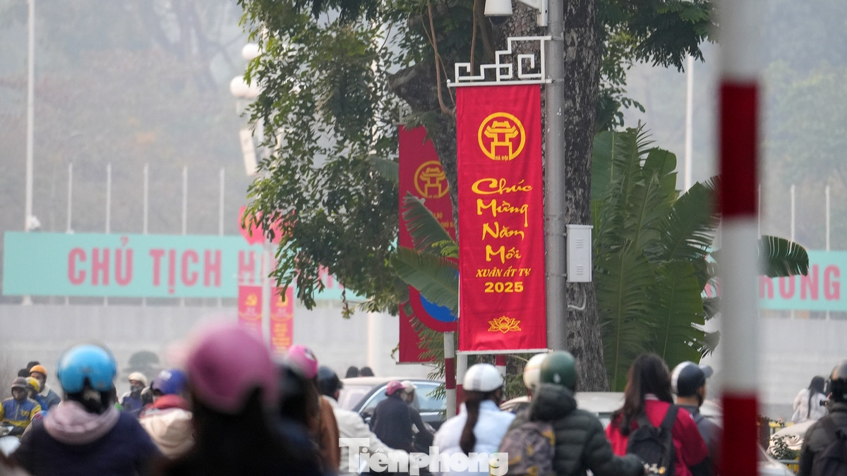 Nhiều tuyến phố tại Hà Nội rực rỡ cờ hoa, biểu ngữ chào đón năm mới Ất Tỵ 2025.