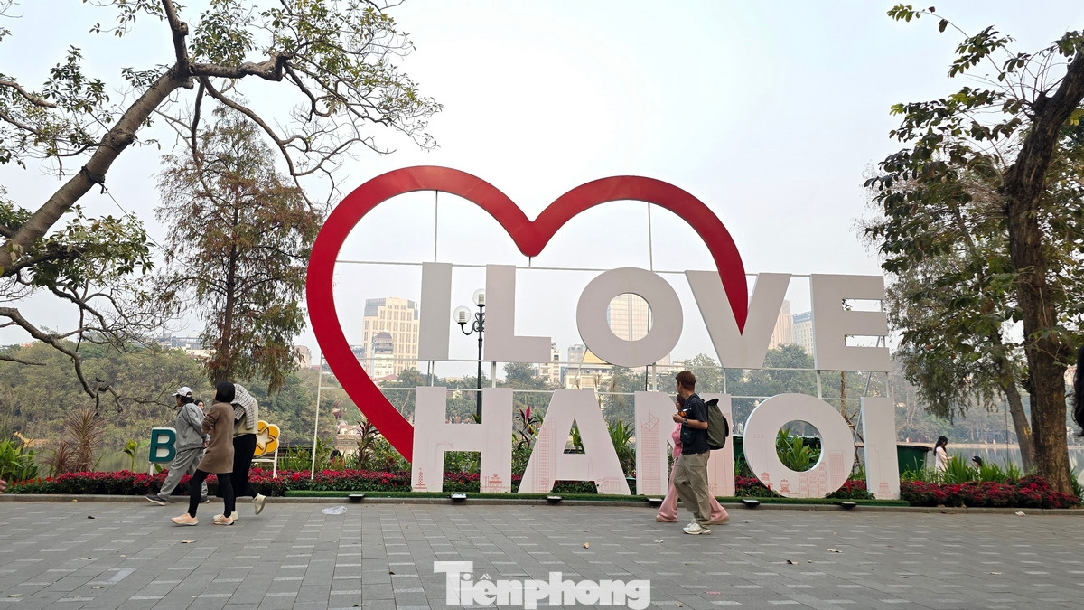 Khu vực quanh Hồ Hoàn Kiếm, các biểu tượng đón năm mới được hoàn thành