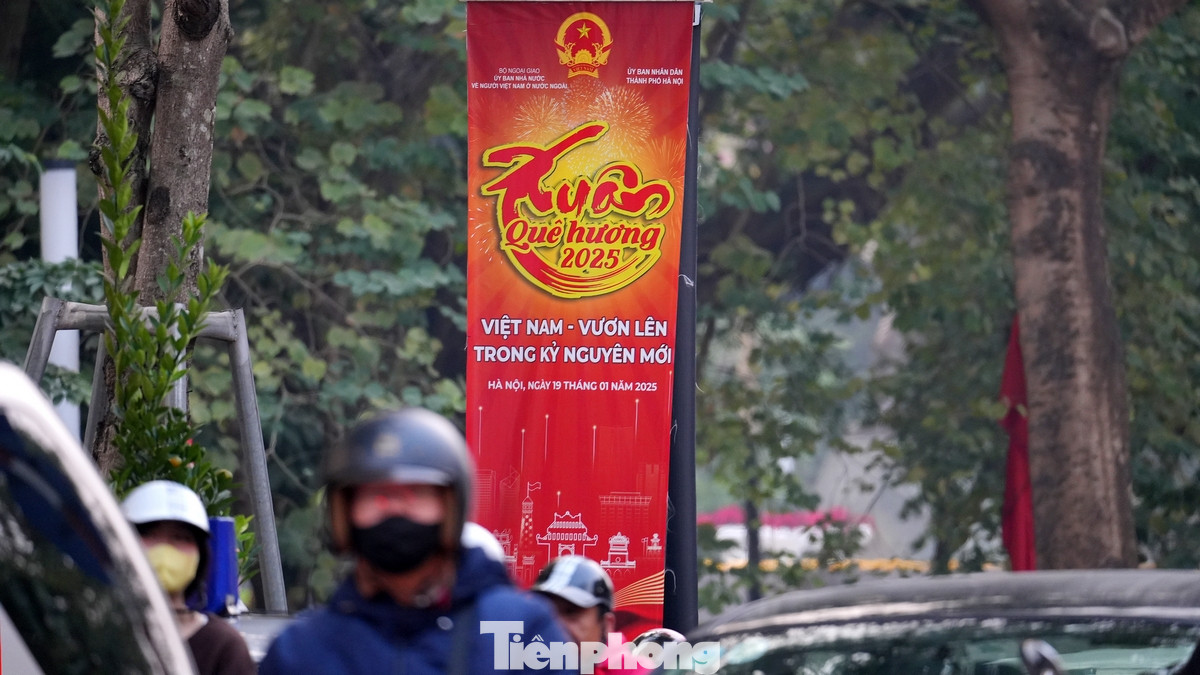 Khách du lịch quốc tế thích thú check-in trước những biểu ngữ, pano đón chào năm mới.