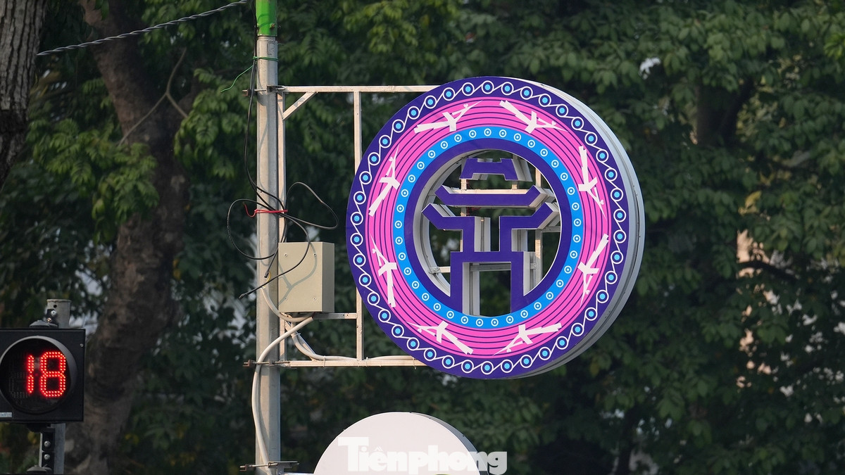 "Chúng tôi sử dụng đèn LED tiết kiệm năng lượng và tái chế các vật liệu trang trí cũ để giảm thiểu lãng phí". Đại diện phòng Văn hóa quận Hoàn Kiếm chia sẻ với phóng viên.