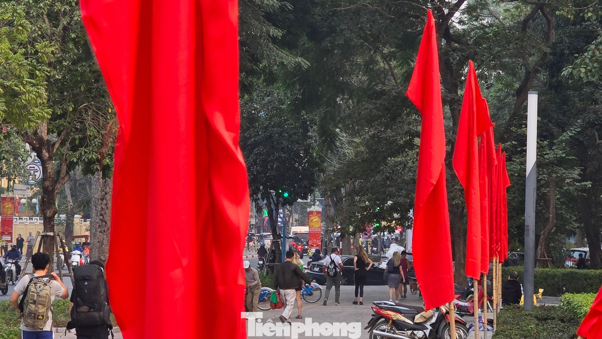 Nhiều tuyến phố tại Hà Nội rực rỡ cờ hoa, biểu ngữ chào đón năm mới Ất Tỵ 2025.
