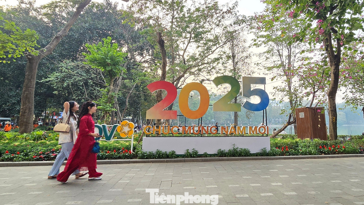 Khu vực quanh Hồ Hoàn Kiếm, các biểu tượng đón năm mới được hoàn thành