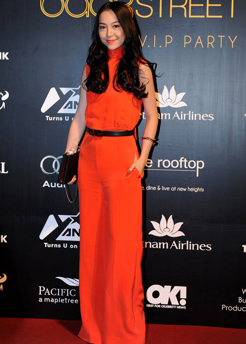 Linh Nga rực rỡ trong bộ jumpsuit suông màu đỏ. Trong khi đó, chiếc jumpsuit suông màu trắng lại tôn lên vẻ trang nhã của Ngọc Quyên. "Búp bê 9X" Ngọc Trinh cũng diện một chiếc jump trắng y hệt. Có vẻ như Ngọc Trinh khá chuộng loại trang phục này. Hồ Ngọc Hà diện jump suông khoe chân dài miên man. Người đẹp Trương Thị May nổi bật trong bộ jump màu xanh. Mỹ nhân Hoa ngữ Lâm Tâm Như cũng tỏ ra mê mẩn phong cách thời trang này. "Én nhỏ" Triệu Vy " trẻ trung và quyến rũ. Bộ jump suông màu nude làm tôn dáng và vẻ kiêu sa của Thư Kỳ. Dàn sao Hollywood thi nhau khoe dáng với jumpsuit suông.