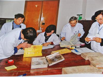 Hội đồng kiểm kê Quốc gia đối chiếu tài liệu (Ảnh Xuân Ba chụp lại tư liệu của VBTLS)