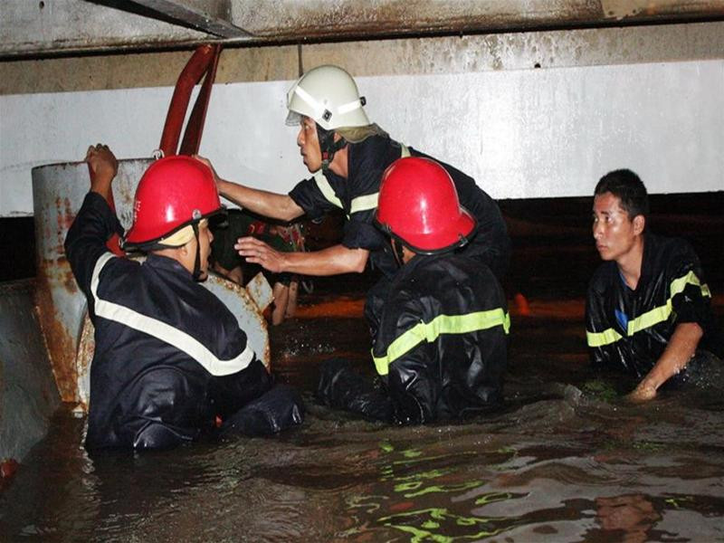 Sau 5 giờ ngâm mình dưới nước các chiến sĩ cảnh sát PCCC đã giải cứu được chiếc xà lan. Ảnh : PV