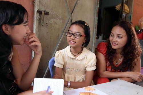 Phương Mỹ Chi và mẹ chia sẻ với phóng viên