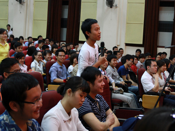 Đông đảo các bạn sinh viên có mặt trong chương trình đã hỏi về bí quyết thành công, kinh nghiệm chọn nghề