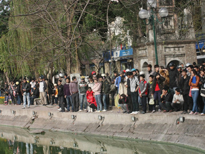 Những người quan tâm đến sức khỏe Cụ Rùa chiều qua lại vây quanh Bờ Hồ để chiêm ngưỡng cụ