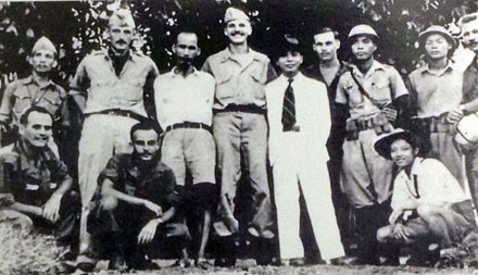 Nhóm biệt kích Mỹ, những chuyên gia quân sự đầu tiên hỗ trợ cho lực lượng vũ trang Việt Nam những ngày đầu thành lập, chụp ảnh lưu niệm cùng Bác Hồ và Đại tướng Võ Nguyên Giáp năm 1945. Nhóm biệt kích Mỹ, những chuyên gia quân sự đầu tiên hỗ trợ cho lực lượng vũ trang Việt Nam những ngày đầu thành lập, chụp ảnh lưu niệm cùng Bác Hồ và Đại tướng Võ Nguyên Giáp năm 1945