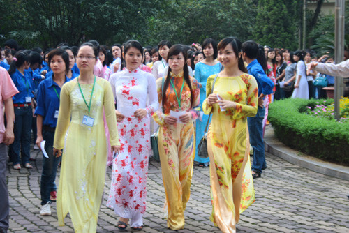 Nữ sinh Hà Nội diện áo dài trong lần đầu tiên cầm lá phiếu