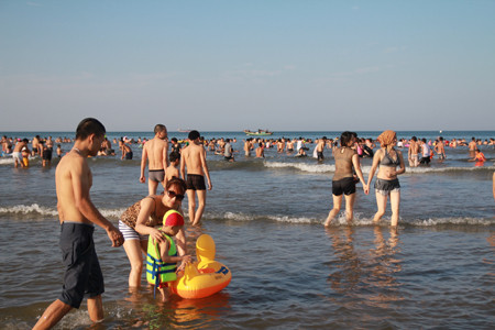 Bãi biển Cửa Lò đông người 